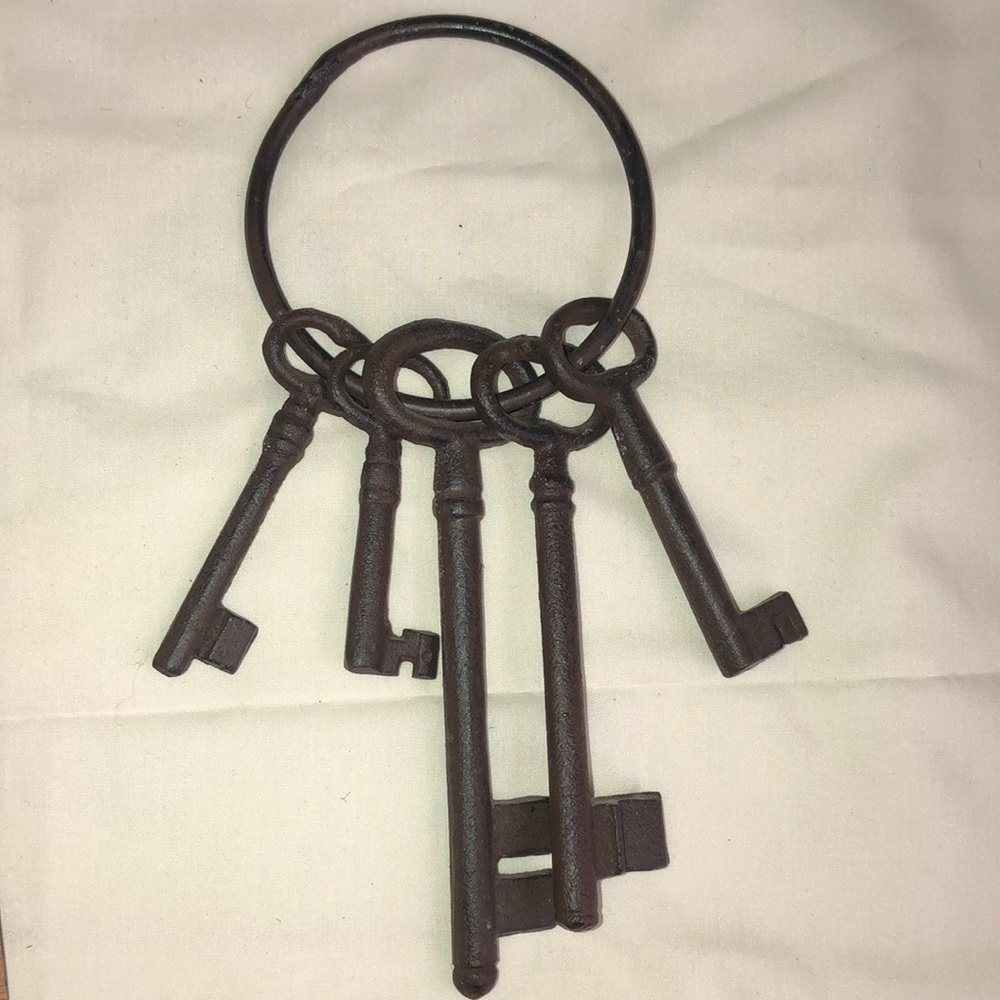Cast Iron Keys vintage 5 keys set